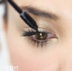 如何挑選合適的睫毛膏？這樣刷睫毛卷翹靚麗