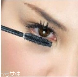 如何挑選合適的睫毛膏？這樣刷睫毛卷翹靚麗