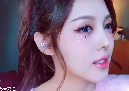 年會(huì)畫什么妝最好看上鏡？亮片妝絕對(duì)是最耀眼的