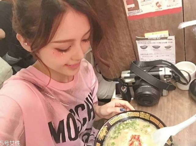年會(huì)畫什么妝最好看上鏡？亮片妝絕對(duì)是最耀眼的