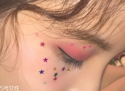 年會(huì)畫什么妝最好看上鏡？亮片妝絕對(duì)是最耀眼的