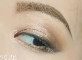 皮膚黑怎么選粉底？至少用兩種色號(hào)