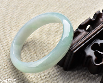 翡翠手鐲戴在哪只手好？行內(nèi)人士給出答案
