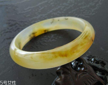 黃龍玉手鐲起棉怎么辦？正?，F(xiàn)象不必驚慌