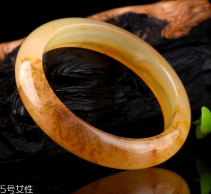 黃龍玉手鐲什么顏色才是最好的？這樣選絕不出錯