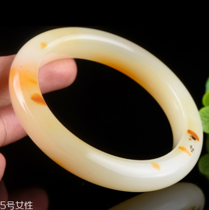 黃龍玉手鐲對身體好嗎？原來戴玉的好處這么多