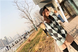 格子針織衫怎么搭配？有一種經(jīng)典叫格紋