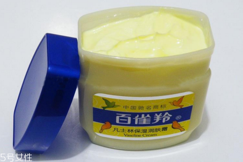 凡士林涂嘴唇有什么好處？凡士林護(hù)唇小貼士