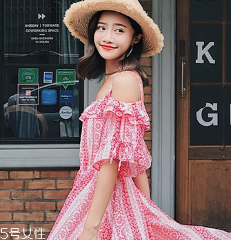 一字肩衣服怎么搭配？時髦精的高端裸露