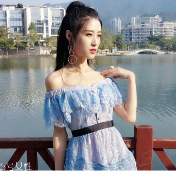 一字肩衣服怎么搭配？時髦精的高端裸露