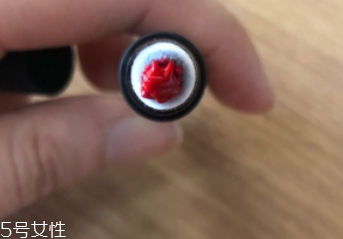 唇釉和口紅哪個不容易掉色？