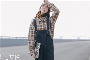 背帶褲怎么搭配？超減齡的小清新裝扮
