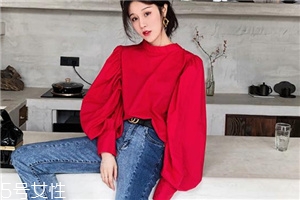 拼色牛仔褲怎么搭配？開春的最火的一條褲子