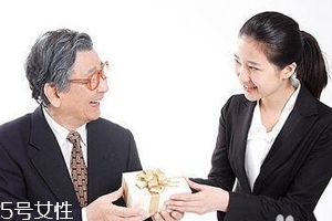給領(lǐng)導(dǎo)送禮怎么說合適？真誠并且要注意分寸