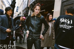 皮衣下面搭配什么好看？玩出個(gè)性混搭風(fēng)