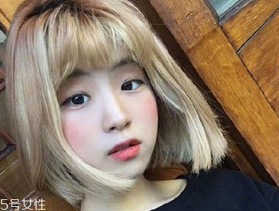 短頭發(fā)染什么顏色好看洋氣顯白？短發(fā)這樣弄好看又大方