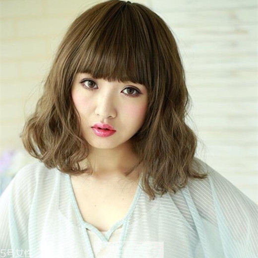 矮個子女生適合什么短發(fā)？氣質(zhì)齊肩卷發(fā)