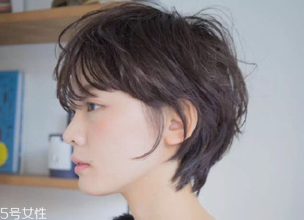 短頭發(fā)染什么顏色好看洋氣顯白？短發(fā)這樣弄好看又大方