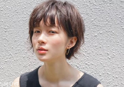 短頭發(fā)染什么顏色好看洋氣顯白？短發(fā)這樣弄好看又大方