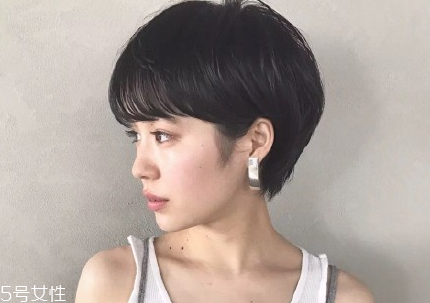短頭發(fā)染什么顏色好看洋氣顯白？短發(fā)這樣弄好看又大方
