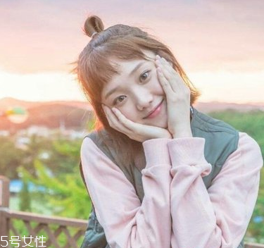 李圣經同款短發(fā)怎么打理？吹頭發(fā)的時候盡量吹發(fā)根