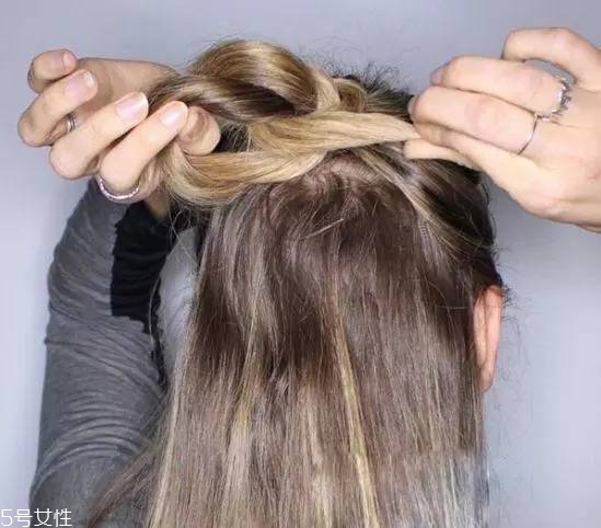 女生冬天長(zhǎng)發(fā)怎么編好看？長(zhǎng)發(fā)妹紙才懂得的痛