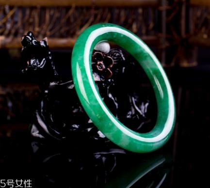 翡翠手鐲怎么戴進(jìn)去？巧用肥皂水來幫忙