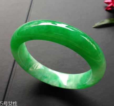 翡翠手鐲怎么戴進(jìn)去？巧用肥皂水來幫忙