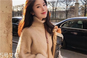 毛衣粘了碎頭發(fā)怎么辦？巧妙利用透明膠帶