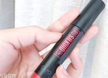唇彩怎么涂？按照步驟涂抹