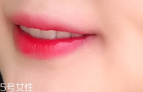 唇彩怎么涂？按照步驟涂抹