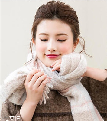 冬天系圍巾怎么扎頭發(fā)？適合搭配羽絨服的發(fā)型
