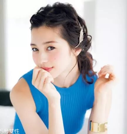 女生冬天長(zhǎng)發(fā)怎么編好看？長(zhǎng)發(fā)妹紙才懂得的痛