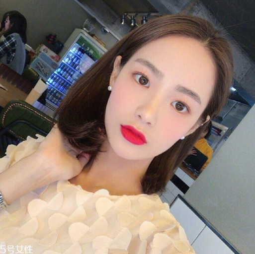 齊肩直發(fā)染什么顏色好看？簡(jiǎn)單好看的齊肩發(fā)扎法