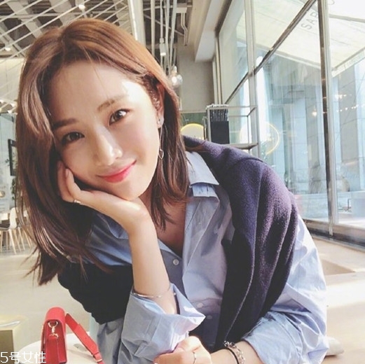 齊肩直發(fā)染什么顏色好看？簡(jiǎn)單好看的齊肩發(fā)扎法