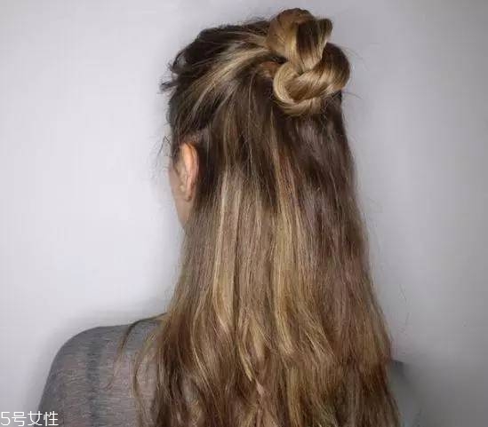 女生冬天長(zhǎng)發(fā)怎么編好看？長(zhǎng)發(fā)妹紙才懂得的痛