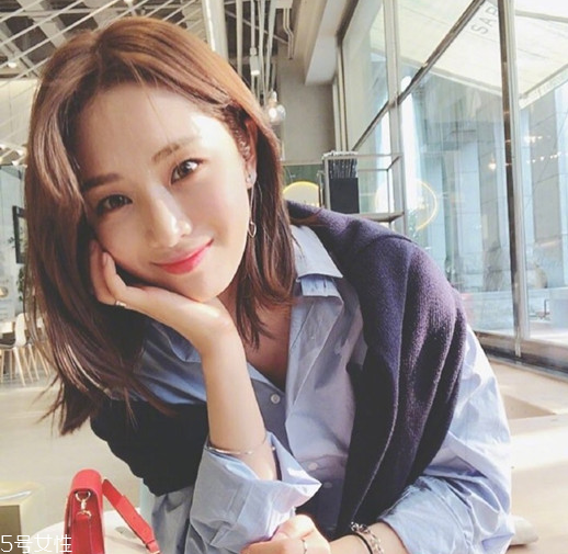 小波浪卷發(fā)怎么打理？焦糖色頭發(fā)超百搭