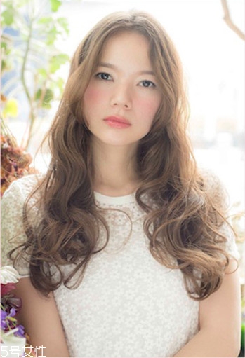 小個(gè)子女生適合什么發(fā)型？蓬松隨意效果