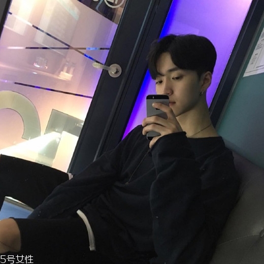 2022最流行發(fā)型顏色男生？男生潮流發(fā)型