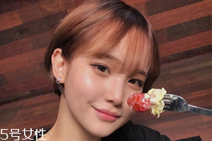 2018冬天流行什么發(fā)色？簡(jiǎn)單漂亮的披肩發(fā)