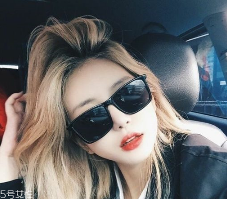 秋冬適合什么顏色的頭發(fā)？再燙個(gè)卷發(fā)更秋冬