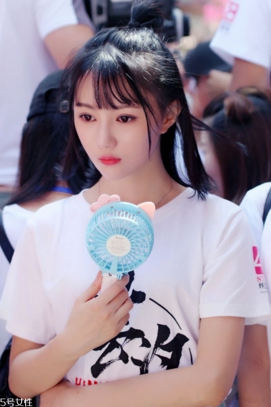 2018冬天流行什么發(fā)色？簡(jiǎn)單漂亮的披肩發(fā)