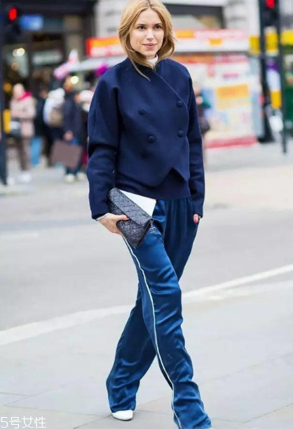 校服褲配什么上衣？舒適時尚兩不誤