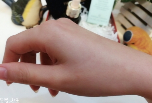 雅詩蘭黛適合痘痘肌嗎？