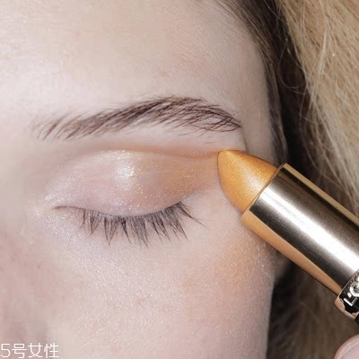 金色口紅怎么搭配好看？這樣輕松駕馭