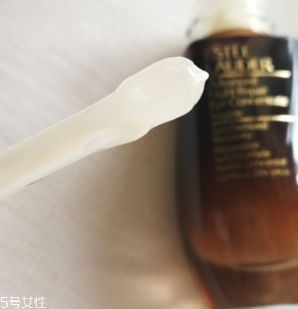 雅詩蘭黛精華液多少錢？年輕肌膚的秘密