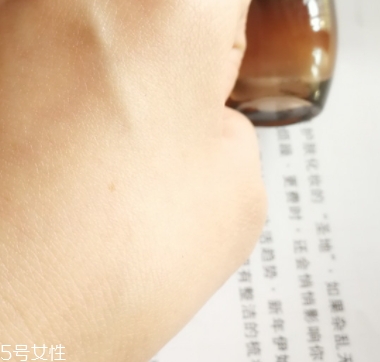 雅詩蘭黛精華液多少錢？年輕肌膚的秘密