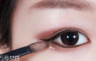 內(nèi)雙怎么畫眼影？使用啞光OR微珠光眼影