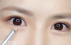 內(nèi)雙怎么畫眼影？使用啞光OR微珠光眼影