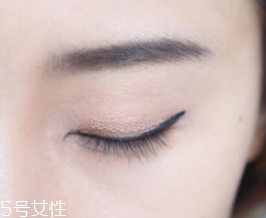 內(nèi)雙怎么畫眼影？使用啞光OR微珠光眼影